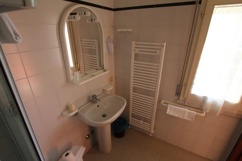 Hotel Montecarlo ลิโด ดิ กามาโยเร ภายนอก รูปภาพ