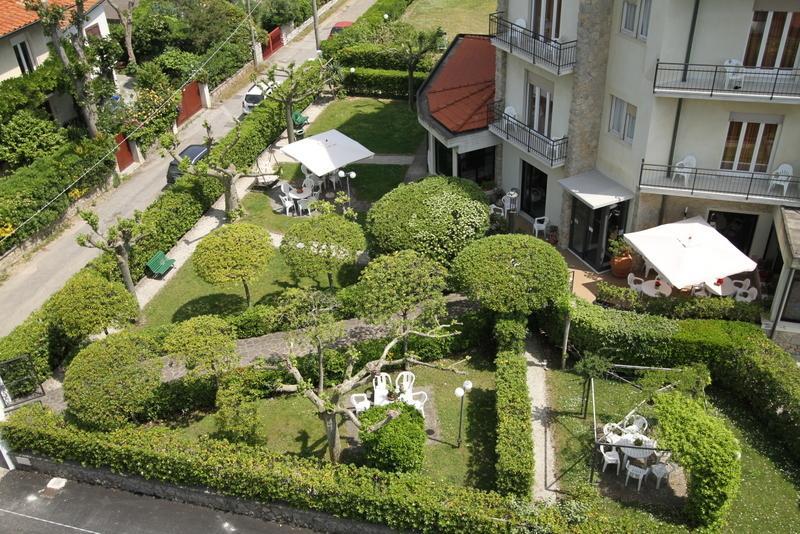 Hotel Montecarlo ลิโด ดิ กามาโยเร ภายนอก รูปภาพ