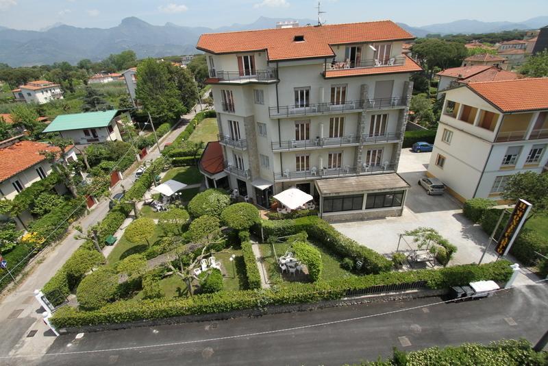 Hotel Montecarlo ลิโด ดิ กามาโยเร ภายนอก รูปภาพ