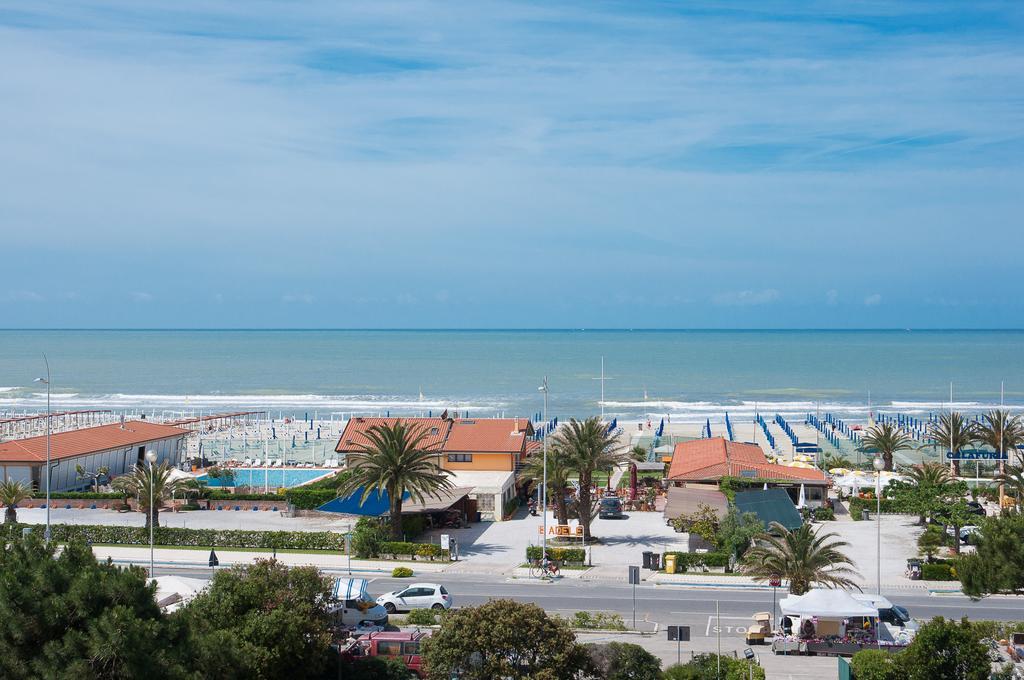 Hotel Montecarlo ลิโด ดิ กามาโยเร ภายนอก รูปภาพ
