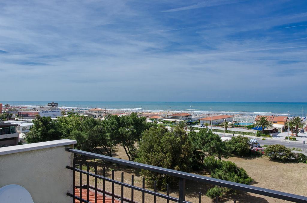 Hotel Montecarlo ลิโด ดิ กามาโยเร ภายนอก รูปภาพ