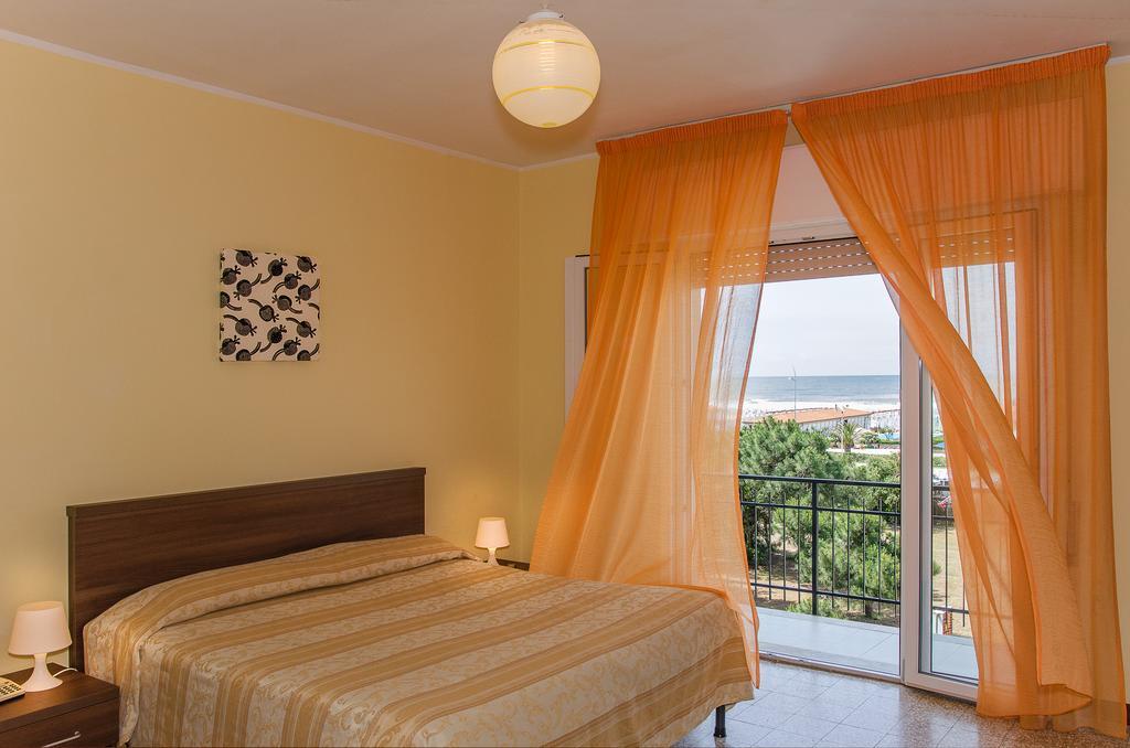 Hotel Montecarlo ลิโด ดิ กามาโยเร ภายนอก รูปภาพ