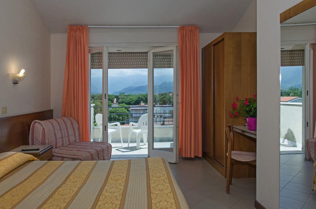 Hotel Montecarlo ลิโด ดิ กามาโยเร ภายนอก รูปภาพ
