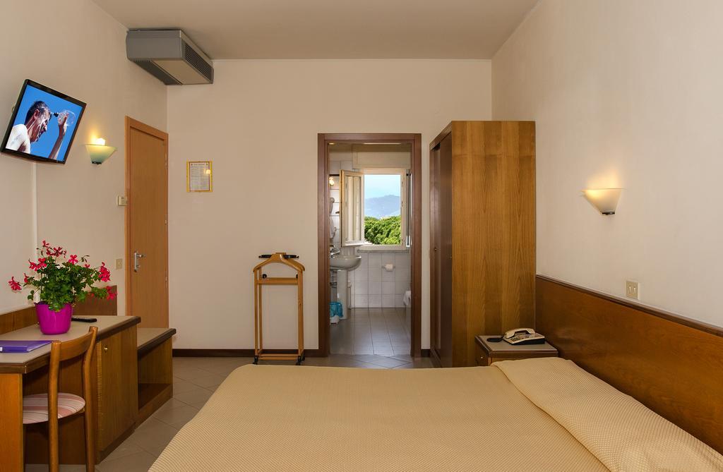 Hotel Montecarlo ลิโด ดิ กามาโยเร ภายนอก รูปภาพ