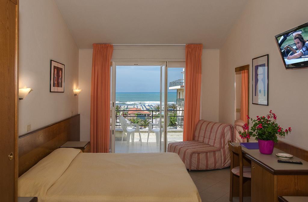 Hotel Montecarlo ลิโด ดิ กามาโยเร ภายนอก รูปภาพ